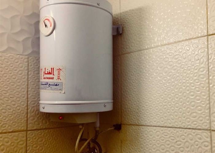 السخان يهرب ماء من الأعلى